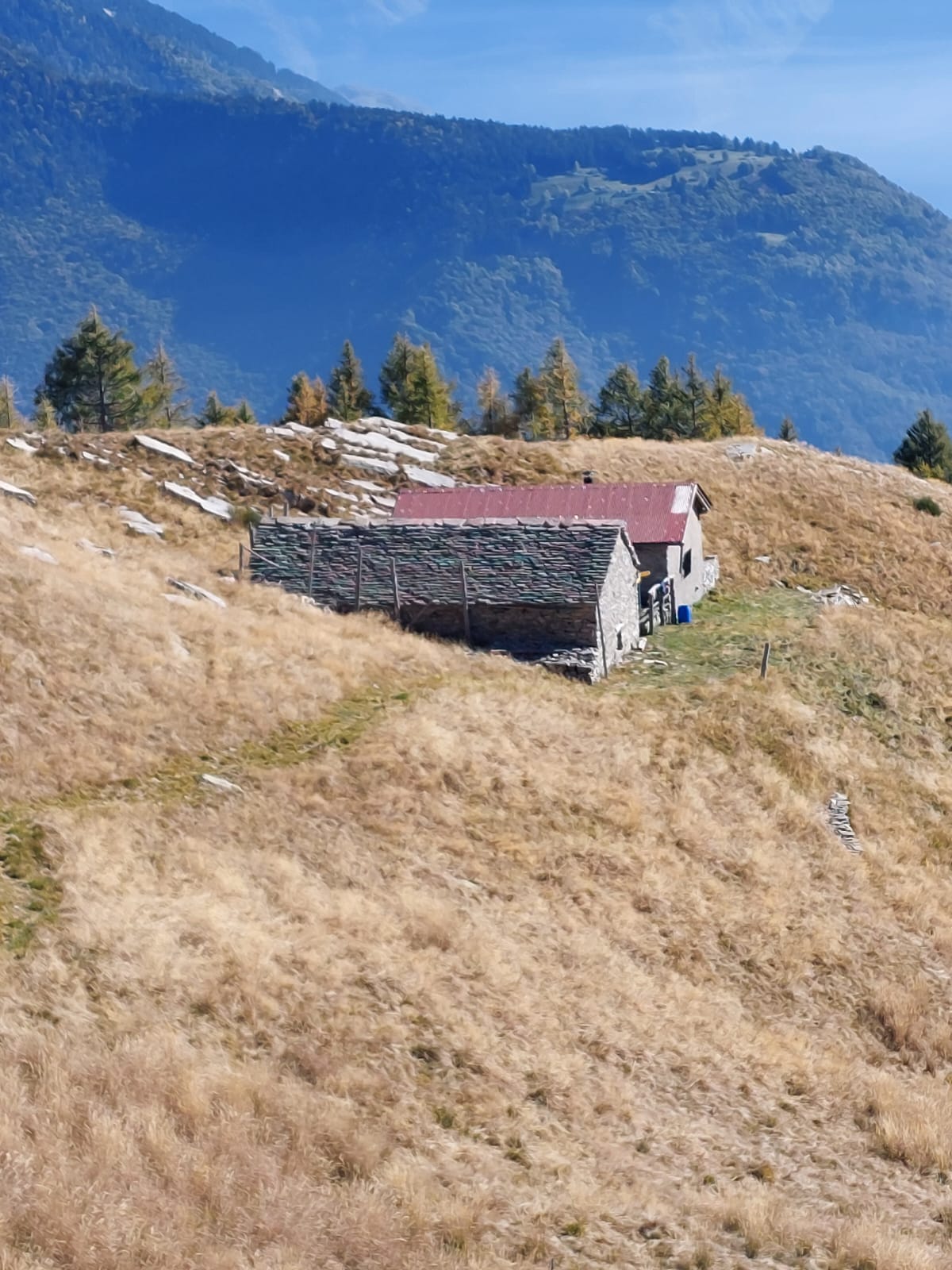 Baita con croce sulla collina
